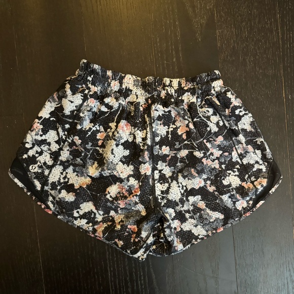 VINTAGE LULULEMON - Hotty Hot Short II Long 4” in Spring Bloom (RARE) - Picture 3 of 5